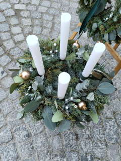 Adventní věnec Eukalypt - kónické svíčky - ručně vázaný, originální - 30 cm